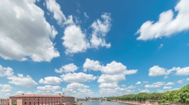 Yumuşak beyaz bulutların ilerleyişi ile güzel mavi gökyüzü zamanı. Güneşli bir yaz gününde resim gibi soyut bulutlar, huzurlu bir arka plan ya da huzurlu bir atmosfer için mükemmel..