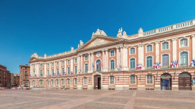 Capitole de Toulouse ön cephesi hiperhızlandırılmış zaman gösterileri Fransa 'nın tarihi belediye binası ve belediye kalbi Capitole Meydanı' nda çarpıcı mavi gökyüzü altında yer almaktadır.