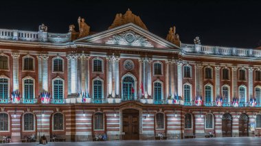 Capitole de Toulouse gece vakti hiperhız gösterileri Fransa 'nın başkenti Toulouse' un tarihi belediye binasını ve şehir merkezindeki Place du Capitole meydanını aydınlattı