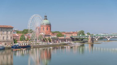 Garonne Nehri 'nden La Grave Hastanesi' nin yeşil kubbesine, Saint-Pierre Köprüsü 'ne, Saint-Pierre Meydanı' na ve nehir kıyısında dönme dolaba kadar her yeri görebiliyoruz. Toulouse, Fransa