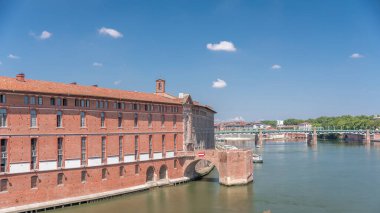 Toulouse 'un tarihi Dieu Saint-Jacques Oteli' nin Fransa 'nın Garonne Nehri kıyısındaki hava hızında düşüşü. Eski 16. yüzyıl hastanesi, şu anda Tıp Tarihi Müzesi 'nin zamanaşımına ev sahipliği yapıyor.