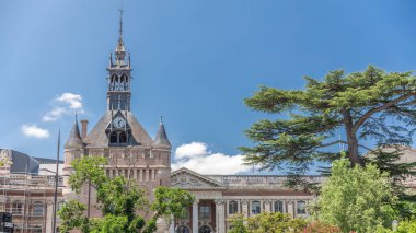 Rönesans zindan saat kulesi ve Capitole zaman atlamasının klasik tuğla cephesi Fransa 'nın Toulouse belediyesi mavi gökyüzünün altında Charles de Gaulle Meydanı' nda ağaçlarla çevrili.