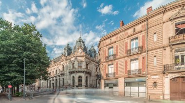 Panorama, Fransa 'nın Toulouse kentindeki Rue du Languedoc ve Theodore Ozenne kavşağında tarihi tuğla cephelerini gösteriyor. Canlı şehir merkezindeki Carmes metro istasyonu yakınlarındaki dükkanlar, kafeler, yol trafiği