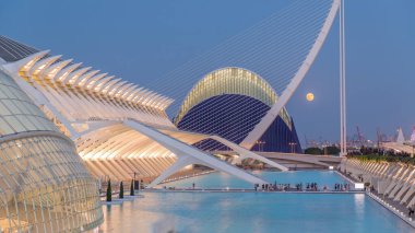 Valencia 'nın Sanat ve Bilim Şehri' nin fütüristik mimarisi üzerine dolunay ile serin sulara yansıyan muhteşem bir geçiş dönemi. Büyüleyici bir İspanyol kültürel simgesi