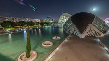 Panorama, Valencia 'nın Sanat ve Bilim Şehri' nin fütüristik mimarisine yansıyan dolunay ile baş döndürücü zaman çizelgesini gösteriyor. Büyüleyici bir İspanyol kültürel simgesi