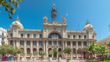 Valensiya 'daki tarihi posta ofisi (Palau de les Comunicacions) Belediye Binası Meydanı' nda (Plaza del Ayuntamiento Meydanı) zaman aşımına uğradı. Süslü cephe, trafik ve İspanya şehir merkezinde mavi bir gökyüzü..