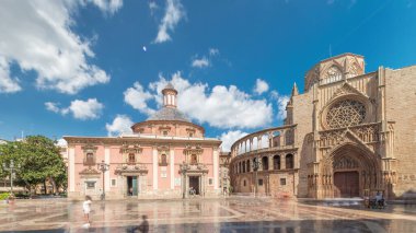Valencia Plaza de la Virgen 'in panoramik zaman atlaması, İspanya' nın mavi gökyüzü altındaki tarihi eski bir şehrin altında Basilica de la Virgen de los Desamparados ve Turia Fountain sergileniyor.