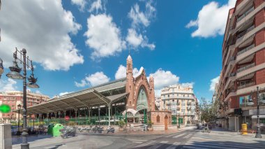 Valencia, İspanya 'da Mercado de Colon zaman atlaması, göz kamaştırıcı Art Nouveau mimarisi. Güzelce restore edilmiş bir pazar binasında dükkanları ve kafeleri olan popüler turistik yerler..