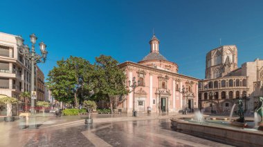 Valencia Plaza de la Virgen 'in zaman çizelgesini gösteren panorama, İspanya' nın tarihi gökyüzü altında Turia Fountain, Cathedral ve Basilica de la Virgen de los Desamparados 'u sergiliyor.