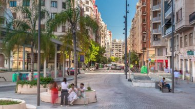 Valencia Merkez Pazarı 'na yakın bir otobüs durağı yakınındaki trafik geçişleri. Tarihi kamu pazarı, mozaik cam, kubbe ve fayanslar da dahil olmak üzere mimarisi ile ünlüdür. İspanya.