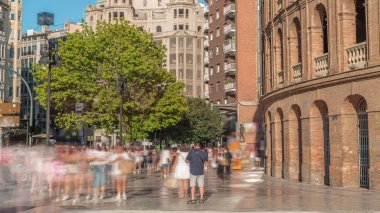 Valencia Bulvarı 'ndan (Plaza de Bous) Timelapse ve Nord İstasyonu yakınlarındaki Bull Fighting Museum. İnsanlar tarihi amfi tiyatronun etrafında mavi bir arkaplanla dolaşıyorlar. Valencia, İspanya.
