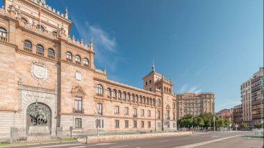 Panorama, İspanya, Valladolid Plaza de Zorrilla 'da Süvari Akademisi zaman çizelgesi gösteriyor. Karmaşık mimarisi olan tarihi askeri bina, mavi bulutlu gökyüzünün altında kalabalık şehir manzaralarıyla çevrili.