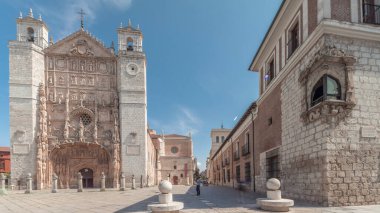Panorama, tarihi San Pablo Kilisesi 'nin Valladolid zaman çizelgesini gösteriyor. Karmaşık cephesini, gül penceresini, giriş kapısını ve ikiz kulelerini gösteriyor. İspanya 'nın Castilla y Leon kentindeki eski bir Dominik manastırı..