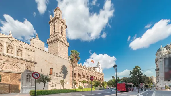 Valencia, İspanya 'daki Santo Domingo Manastırı' nda Tetuan zaman atlaması. Eski Askeri Komuta Merkezi 'ne ev sahipliği yapan tarihi bina. Bulutlu gökyüzü ve sokak trafiği.