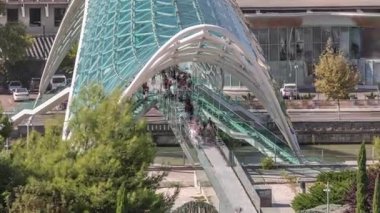 Rike Park 'ı Gürcistan' ın başkenti Tiflis 'e bağlayan, Kura Nehri üzerinde yay şeklinde bir çelik ve cam köprü olan Barış Köprüsü' ne giriş zamanı.