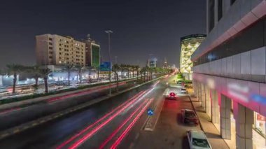 Suudi Arabistan, Riyad 'daki Kral Fahd Yolu' nun gece panoramik zaman çizelgesi. Günümüz kuleleri ve gökdelenleri ile çevrili Riyad Ulusal Kütüphanesi 'nin yakınındaki araçlarla yoğun bir trafik vardı.