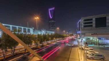 Riyad 'ın panoramik gece zaman çizelgesine göre karayolu trafiği var. Aydınlatılmış modern binalar canlı manzaranın etrafını sarar. Krallık Kulesi Suudi Arabistan 'ın başkentinin en yüksek gökdelenidir..
