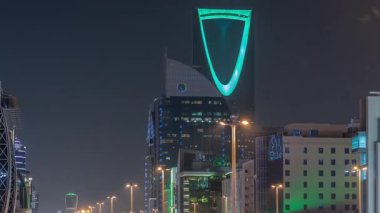Riyad 'ın panoramik gece zaman çizelgesi. Krallık Kulesi Suudi Arabistan' ın başkentinin en yüksek gökdeleni ve simgesi. Aydınlatılmış modern binalar, canlı sahne, otoyol trafiği