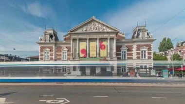 Amsterdam 'daki Kraliyet Konser Salonu' nun hiperlapası, neoklasik tarzda inşa edilmiş. Akustiğiyle ünlüdür. Tramvaylı ve bulutlu sokak trafiği. Amsterdam, Hollanda