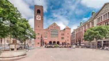 Beursplein 'in tarihi Beurs van Berlage binası, eski bir emtia borsası, şimdi de konserler ve sergiler için bir mekan. Meydanda yürüyen insanlar. Amsterdam, Hollanda