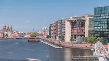 Sudaki pagoda biçiminde bir Çin restoranının hava manzarası, tarihi şehir merkezi binaları ve modern mimari zaman aralığının zeminine göre ayarlanmış. Amsterdam, Hollanda