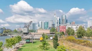 Frankfurt 'un ana demiryolu köprüsü Flosserbrucke' sinin finans bölgesi gökdelenlerine karşı süratli bulutlu bir günde gökdelenler yükseliyor. Frankfurt, Almanya, Avrupa 'nın mali merkezi