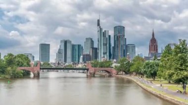 Frankfurt 'un gökdelenleri Saint Bartholomew İmparatorluk Katedrali' nin çan kulesiyle yükseliyor. Alte Brucke 'a bakıyor. Frankfurt, Almanya