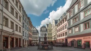 Frankfurt 'taki hiperlapse, Neue Altstadt' ı yeniden inşa etti. Tarihi yapılar ve 2. Dünya Savaşı öncesi mimariyi çağrıştıran merkezi bir anıt. Kafelerin zaman ayarlı olduğu kare atmosfer. Almanya