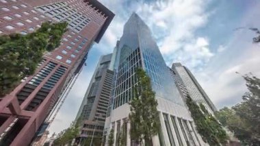 Hiperlapse, Frankfurts Innenstadt bölgesindeki cam gökdelenlere bakıyor. Yüksek modern mimari, bulutları ufuk çizgisi boyunca yansıtır. Frankfurt am Main, Almanya.