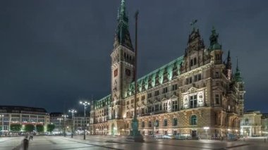 Hamburg Belediye Binası 'nın binası, Hamburg hükümetinin şehir merkezindeki Altstadt Mahallesi' ndeki merkezi. Bulutlu bir gökyüzünün altındaki ana meydandan ön manzara