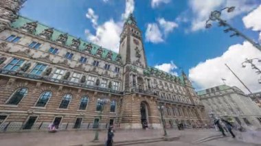 Hamburg Belediye Binası 'nın zaman atlaması binası, Hamburg hükümetinin merkezi Altstadt semtinde bulunan merkezi. Bulutlu bir gökyüzünün altındaki ana meydandan ön manzara