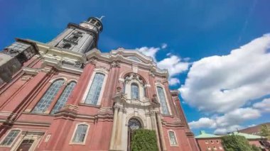 St. Michaels Kilisesi zaman atlaması, Hamburg, Almanya. Hauptkirche Sankt Michaelis, ya da Michel şehirdeki en ünlü Lutheran kilisesidir, bir barok kulesi ve ikonik saati vardır.
