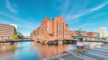 Hamburg 'daki ünlü Speicherstadt, Uluslararası Denizcilik Müzesi, ikonik tuğla binalar, kemer köprüler, kanallar ve rıhtımların yer aldığı hiperhızlandırılmış zaman atlaması. Almanya 'nın tarihi simgesi.