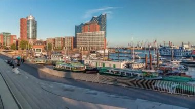 Jan Fedder Gezinti Alanı Hamburg, Almanya 'da, canlı bir liman bölgesi. Günbatımında Elbe Nehri 'nde ünlü binalarla birlikte gemiler ve botlar. Rahatlama ve manzaralı güzellik