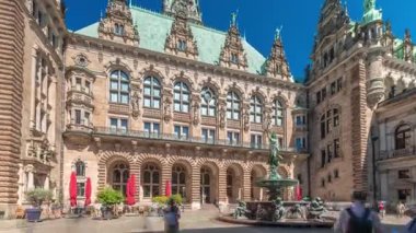 Hygieia Fountain ile birlikte Hamburg Belediye Binası 'nda pazar meydanı ve Almanya' nın Binnenalster yakınlarındaki avluda. Tarihi bir neo-rönesans simgesi açık mavi gökyüzünün altında Eski Şehir bölgesinde