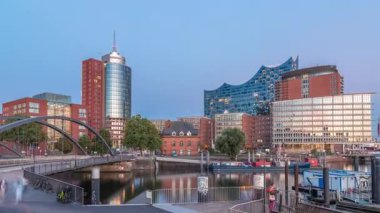 Jan Fedder Gezinti Güvertesi 'nden geceye geçiş süresi Hamburg, Almanya' da, canlı bir kıyı bölgesi. Günbatımından sonra Elbe Nehri 'nde gemiler ve tekneler.