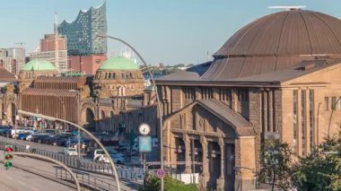 Eski Elbe Tüneli 'nin Hamburg, Almanya' ya giriş çıkış saatleri. Tarihi mimari, kavşakta trafik ve limanın panoramik manzarasının yer aldığı St. Pauli İskelesi yakınlarında yer alıyor.