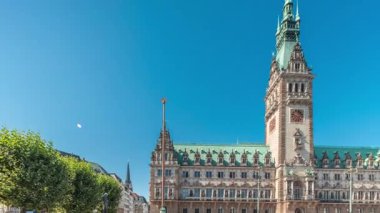 Panorama, Hamburg Belediyesi zaman çizelgesini gösteriyor. Hamburg hükümetinin merkezi olan Altstadt semtinde yer alan bir yer. Güneşli bir günde ana meydandan görünüm