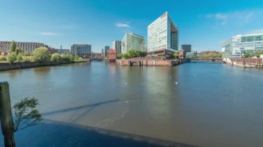 Panorama, modern Spiegel ofis binaları St. Catherines Kilisesi 'ne açılan Ericusgraben' de Hamburg HafenCity 'nin ufuk çizgisi zaman çizelgesini gösteriyor. Almanya 'daki Elbe' nin canlı şehir mimarisi