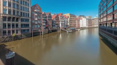 Kleines Rıhtımı 'nın Hamburg, Almanya' da bulunan Elbe Kanalı 'nın kuzeyindeki hava zaman tünelini gösteren panorama. Resimli kafeler ve tarihi tuğla evler sakin sahil şeridi boyunca uzanır, gelgit manzarasından zevk almak için mükemmeldir.
