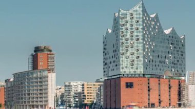 Hamburgs 'un ünlü Elbphilharmonie konser salonu, önünde gemiler ve tekneler. Arka planda Uberseebrucke ve Niederhafen, Hafencity rıhtımında. Almanya