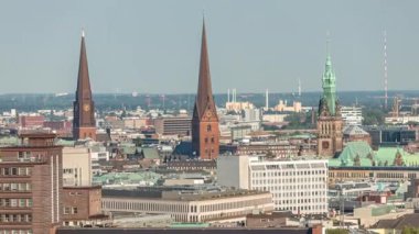 Hamburgs 'un tarihi şehir merkezinin hava zaman çizelgesi. Pazar meydanında ikonik belediye kulesi ve kilise kuleleri var. Antik liman bölgesi Almanya 'nın sığınak perspektifinden görülüyor