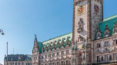 Hamburg Belediye Binası zaman çizelgesi, Hamburg hükümetinin merkezi, şehir merkezindeki Altstadt semtinde yer almaktadır. Mavi, berrak bir gökyüzünün altındaki ana meydandan ön manzara