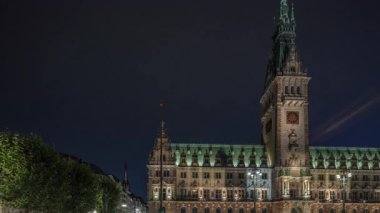 Şehir merkezindeki Altstadt mahallesinde Hamburg Belediyesi 'nin aydınlatılmış binasını gösteren panorama, Hamburg hükümetinin merkezi. Ana meydandan ön görünüm