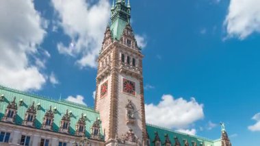 Hamburg Belediye Binası zaman çizelgesi, Hamburg hükümetinin merkezi, şehir merkezindeki Altstadt semtinde yer almaktadır. Bulutlu bir gökyüzünün altındaki ana meydandan ön manzara
