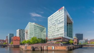 Ericusgraben 'deki Hamburg HafenCity silueti St. Catherines Kilisesi' ne giden modern Spiegel ofis binaları manzaralı. Almanya 'daki Elbe' nin canlı şehir mimarisi