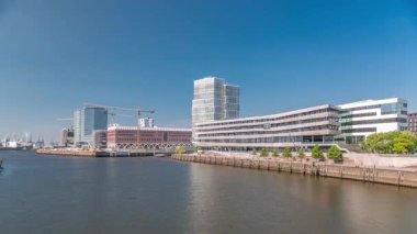 Hamburg, Almanya 'daki HafenCity Üniversitesi' nin Timelapse 'sinde modern mimari, vinçli inşaat alanı ve kentsel kalkınma merkezinin kıyı şeridi yer alıyor.