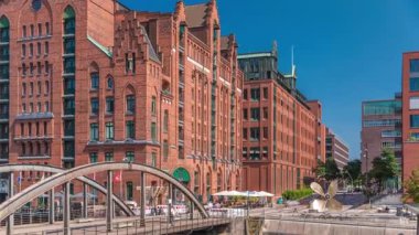 Hamburg 'daki ünlü Speicherstadt' ta Uluslararası Denizcilik Müzesi, ikonik tuğla binalar, kemer köprüler, kanallar ve rıhtımlar yer alıyor. Almanya 'nın tarihi simgesi.