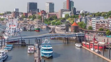 Jan Fedder Gezinti Alanı Hamburg, Almanya 'da canlı bir liman bölgesi. Elbe Nehri 'ndeki marinada gemiler ve tekneler. Arkasında ünlü binalar var. Rahatlama ve manzaralı güzellik
