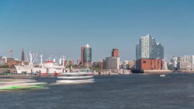Hamburgs ikonik Elbphilharmonie konser salonunun Timelapse 'ı. Önünde tarihi bir kargo gemisi var. Arka planda Uberseebrucke ve Niederhafen, Hafencity rıhtımında. Almanya